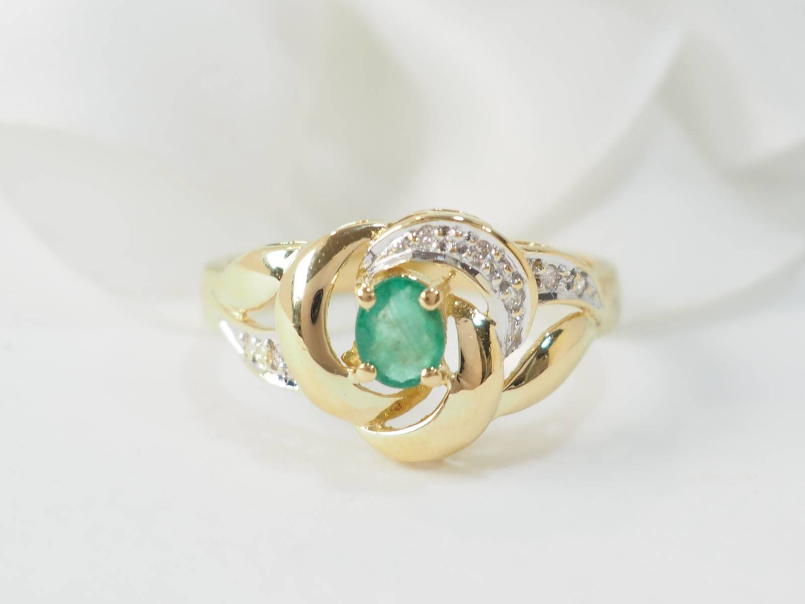 Bague vintage en or jaune, émeraude et diamants en vente à Marseille - rf 33274