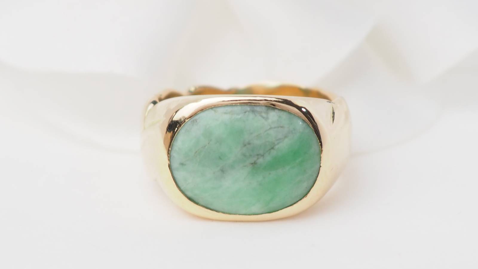 Bague en or jaune et cabochon de jade en vente à Marseille