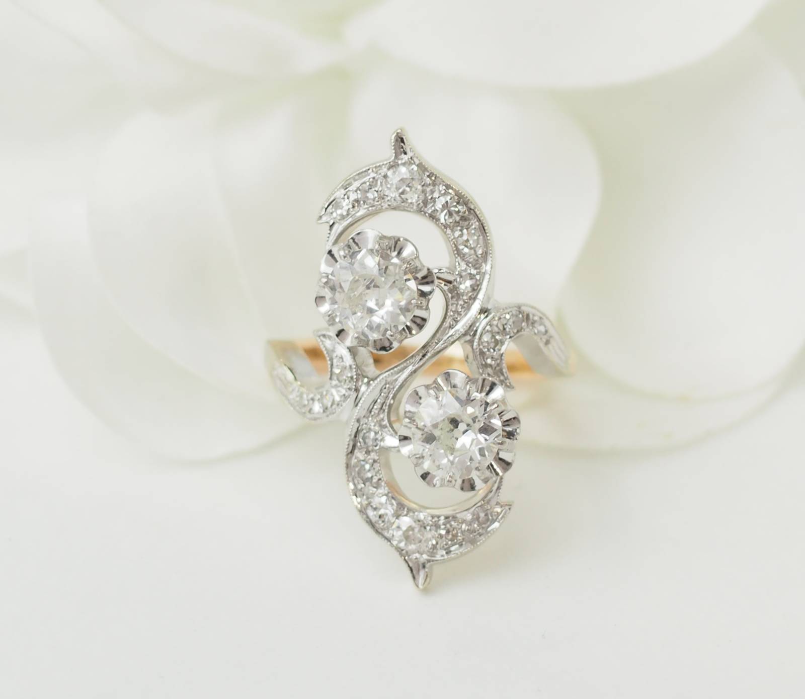 Bague Toi et Moi Art Nouveau en or jaune et blanc sertie de diamants 