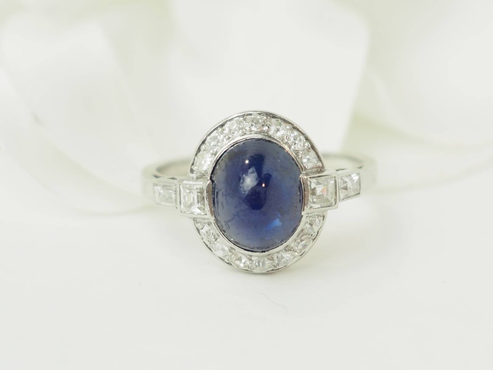 Bague Art  Déco en platine, saphir et diamants