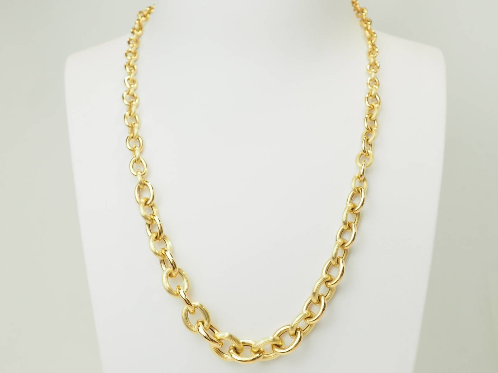 Collier femme chaîne anneaux or jaune 18 carats porté - Bijouterie L'Aurore Marseille