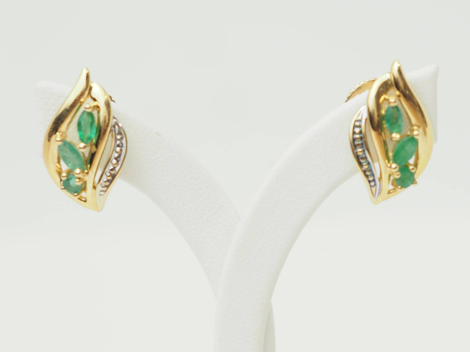 Boucles d'oreilles vintage en or jaune 18 carats serties d'émeraudes naturelles.