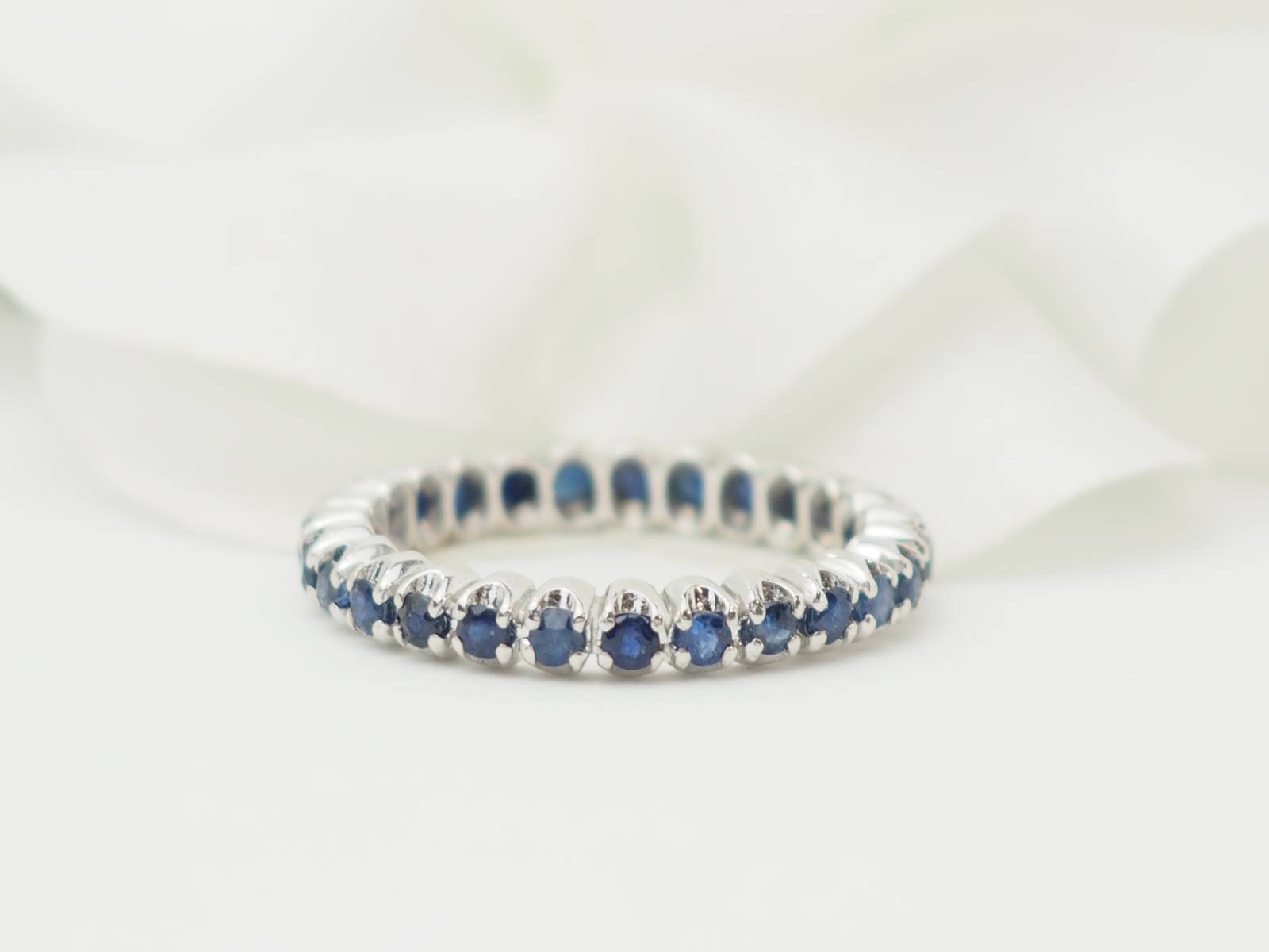 Alliance complète en or blanc 18 carats sertie de saphirs naturels.
