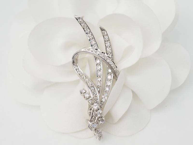 Broche en or blanc et diamants en vente à Marseille