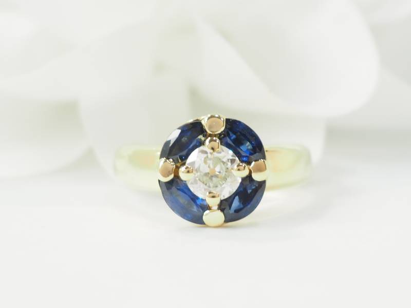 Bague ronde en or jaune, saphirs et diamants en vente à Marseille