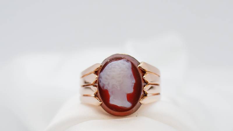 Chevalière en or rose et camée