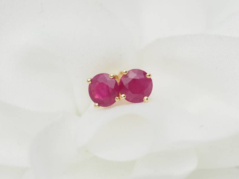 Puces d'oreilles en or jaune et rubis 