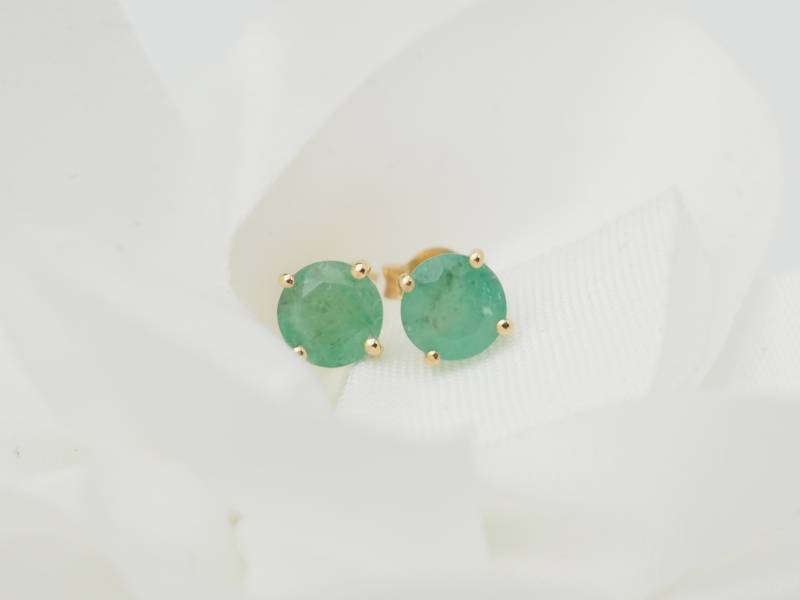 Puces d'oreilles en or jaune et emeraude 