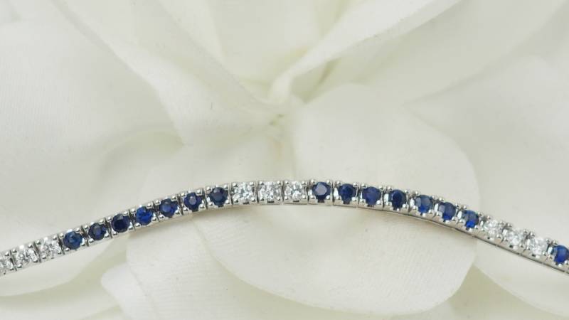 Bracelet en or blanc saphirs et diamants en vente à Marseille