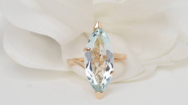 Bague en or jaune et aigue marine en vente à Marseille