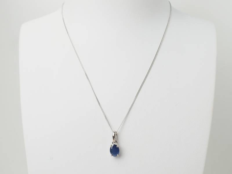 Collier solitaire en or blanc et saphir 