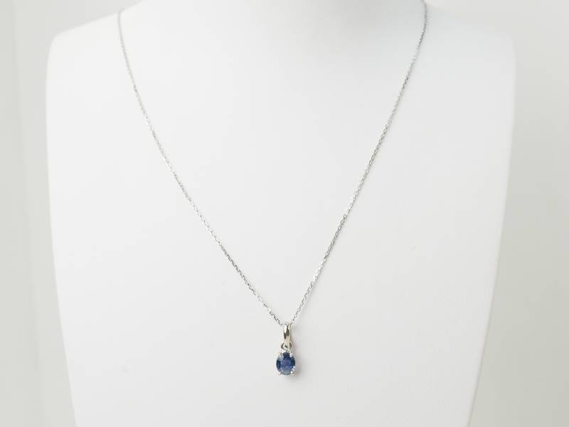 collier en or blanc et saphir 