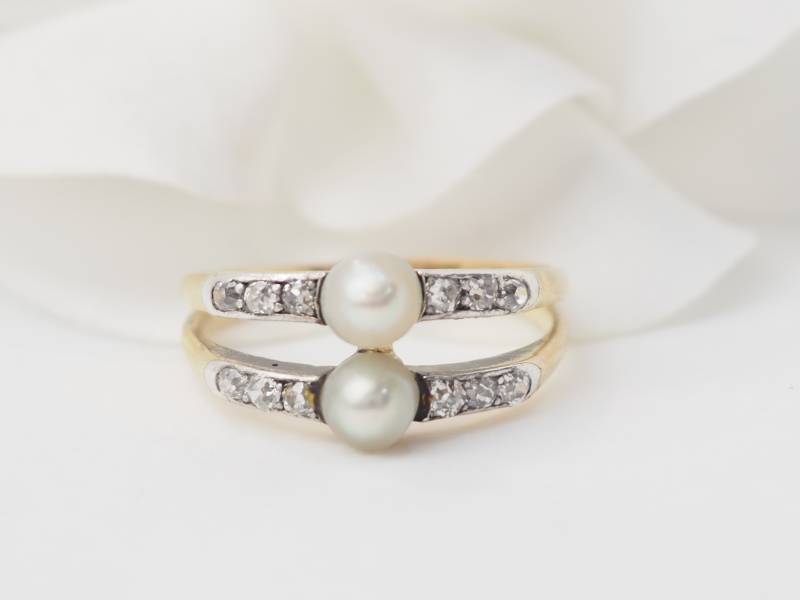 Bague ancienne en or jaune, perles de cultures et diamants en vente à Mareille