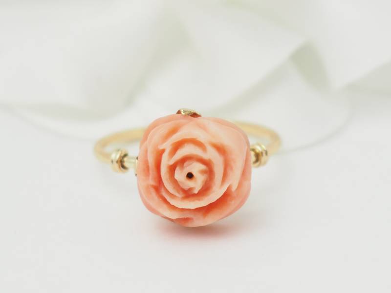 Bague fleur en or jaune et Corail