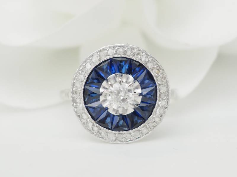 Bague entourage en or blanc, saphirs et diamants en vente près de l'Opéra