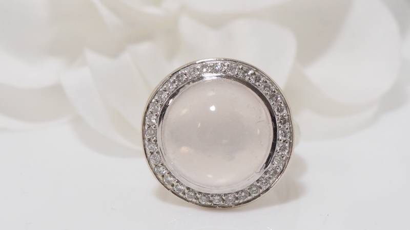 Acheter bague ornée d'un quartz rose en or blanc et diamants en vente près  de la canebière à Marseille