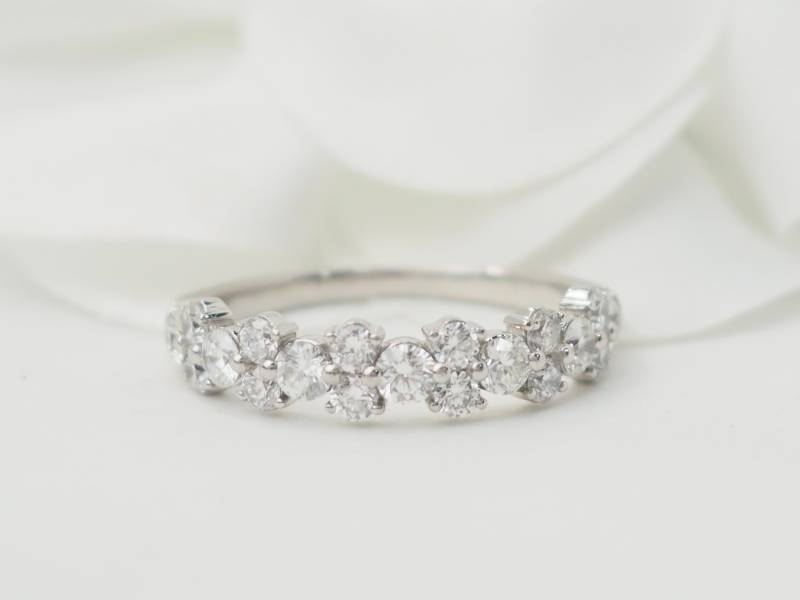 Demi alliance en or blanc et diamants 