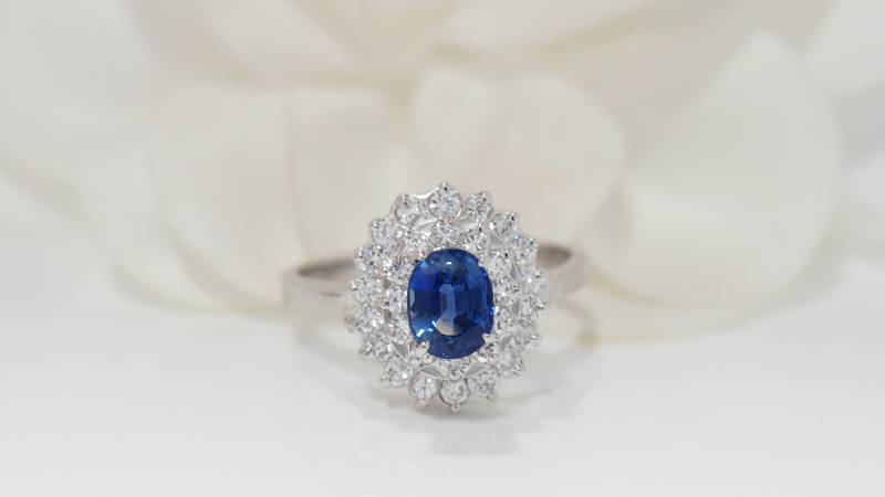 Bague marguerite en or blanc et saphir