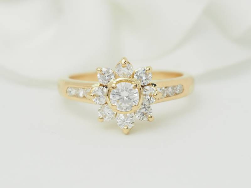 Bague marguerite en or jaune et diamants en vente à Marseille