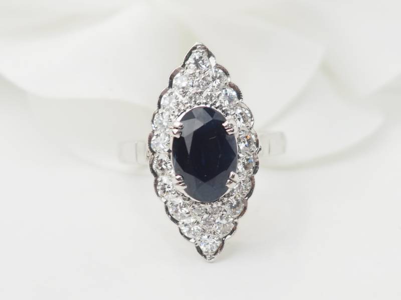 Bague marquise en or blanc, saphir et diamants 