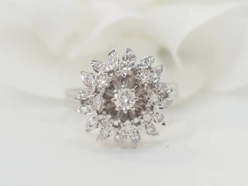 Bague fleur en or blanc et diamants en vente à marseille