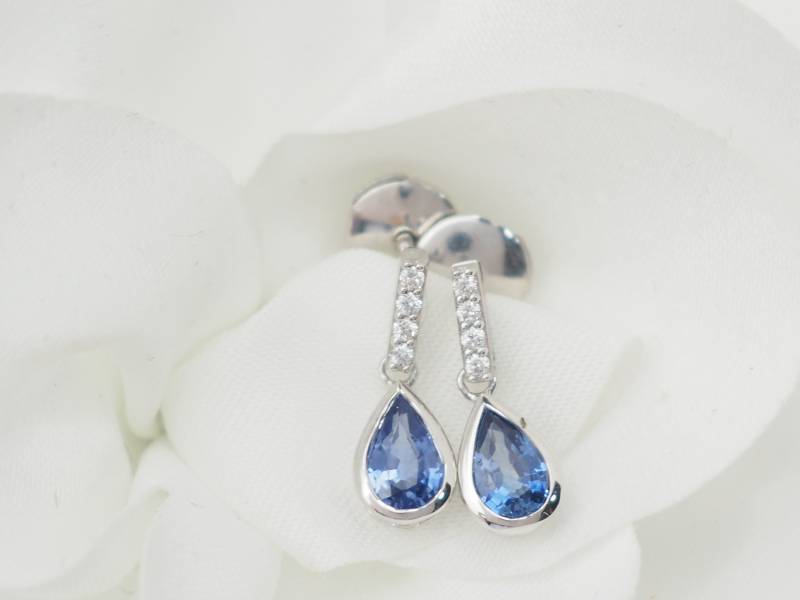 Pendants d'oreilles en or blanc et saphirs en vente à Marseille