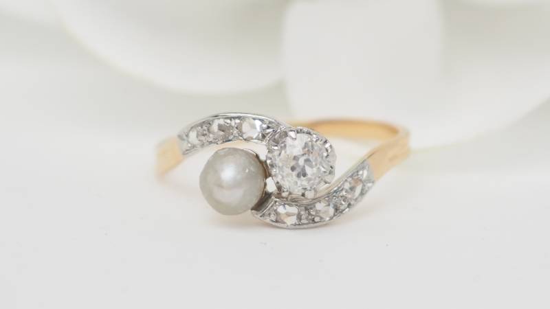 Bague Toi et Moi en or jaune, perle fine et diamants en vente à Marseille