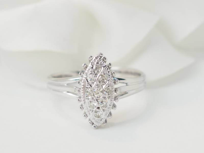 Bague marquise en or blanc et diamants en vente à Marseille