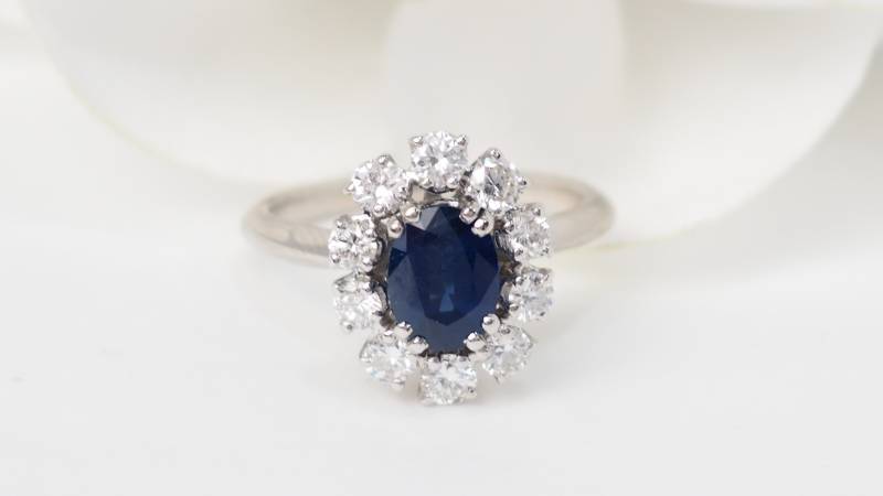 Bague en or blanc sertie d'un saphir ovale et diamants