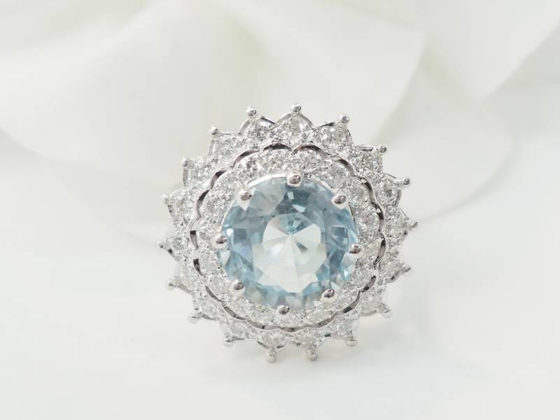 bague entourage en or blanc et platine, aigue marine et diamants