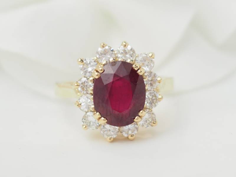 Bague entourage en or jaune, rubis et diamants en vente à Marseille