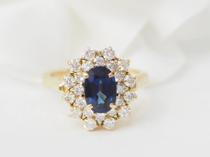 Bague entourage en or jaune, saphir et diamants en vente à Marseille