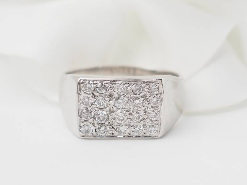 Bague chevalière en or blanc et diamants en vente à Marseille