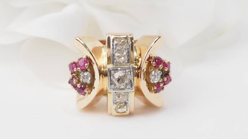 Bague années 40 en or rose , rubis et diamants 