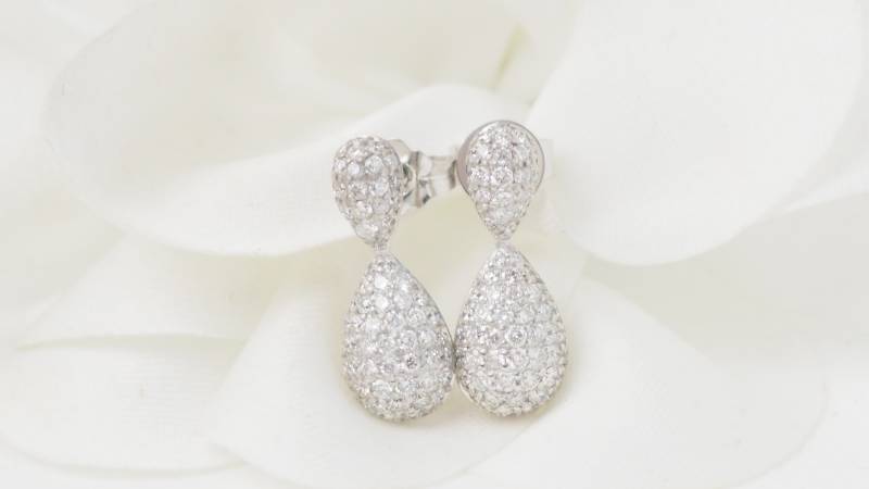 Pendants d'oreilles en or blanc et diamants
