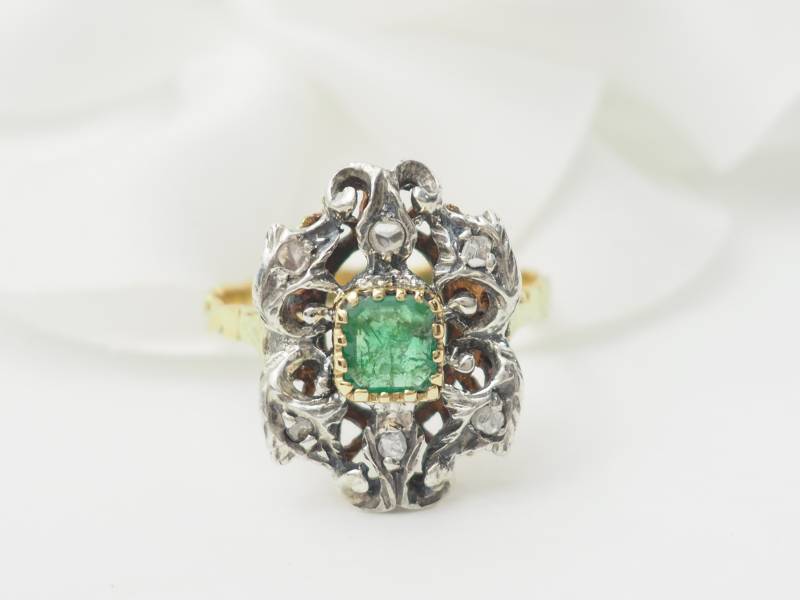 Bgaue ancienne en or jaune, émeraude et roses en vente à Marseille