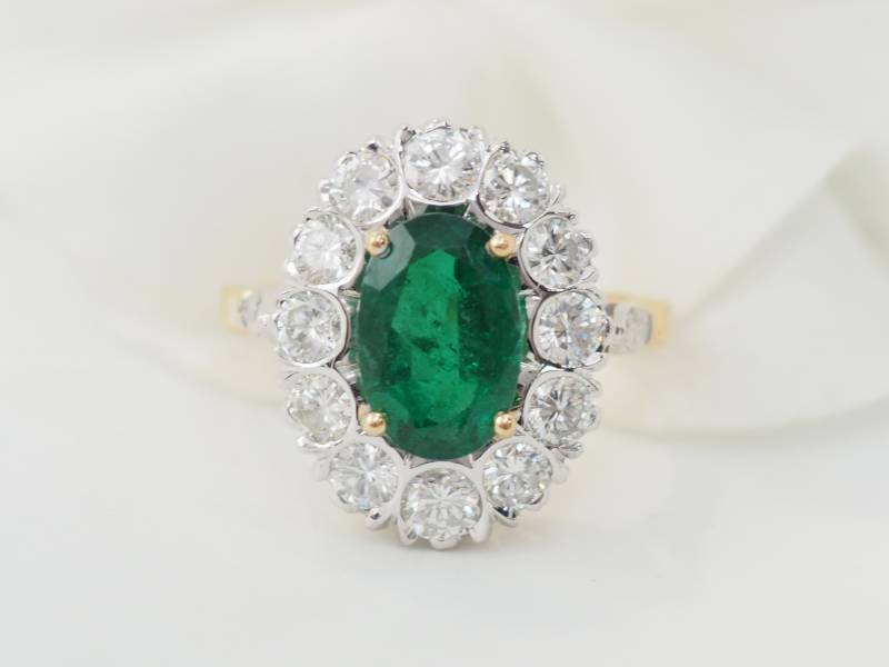 Bague entourage en or bicolore, émeraude et diamants en vente près d'Aix-en-Provence - rf 33483