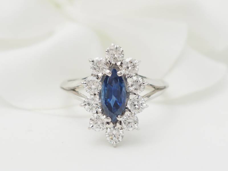 Bague marquise en or blanc, saphir et diamants à Marseille