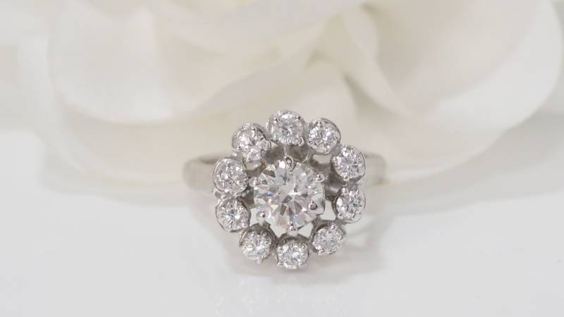 Bague marguerite en or blanc et diamants