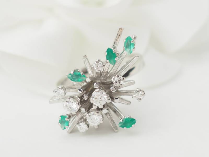 Bague années 1970 en or blanc et émeraudes