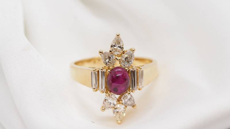 Acheter bague Fleur en or jaune ornée d'un cabochon de rubis entourée de diamants en vente près d'Aubagne