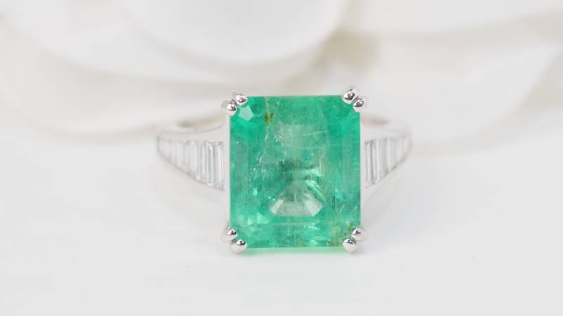 Bague en or blanc, Emeraude 7cts de Colombie et diamants - rf 32632