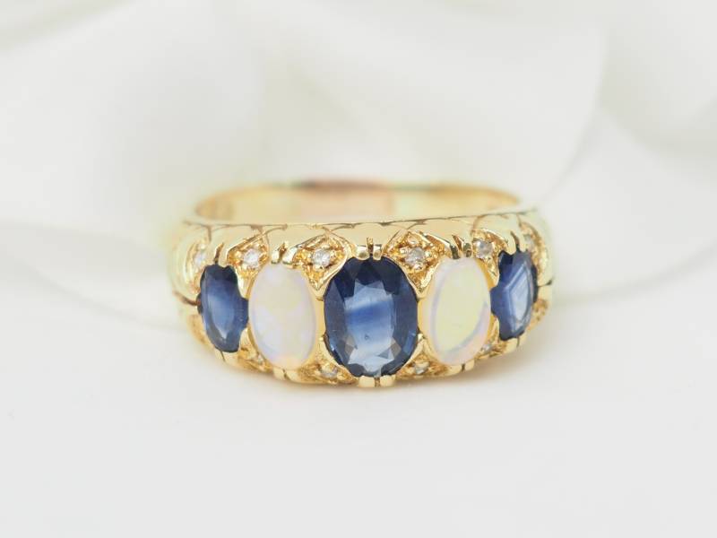 Bague ancienne en or jaune, saphirs et pierres de lune en vente à Marseille