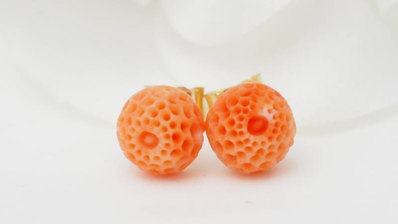 Boucles d'oreilles puces en corail sculpté