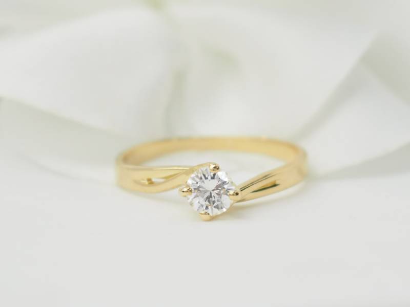 Bague solitaire en or jaune et diamants en vente à Marseille