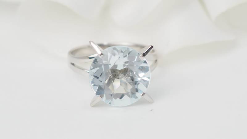 bague vintage en or blanc et Aigue marine