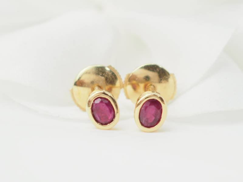Puces d'oreilles en or jaune et rubis d'occasion