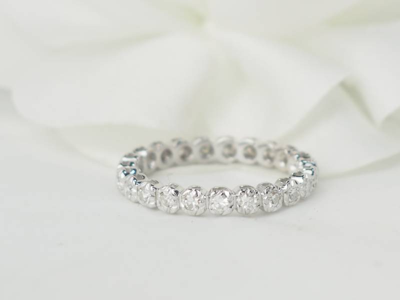 Alliance tour complet en or blanc et diamants 