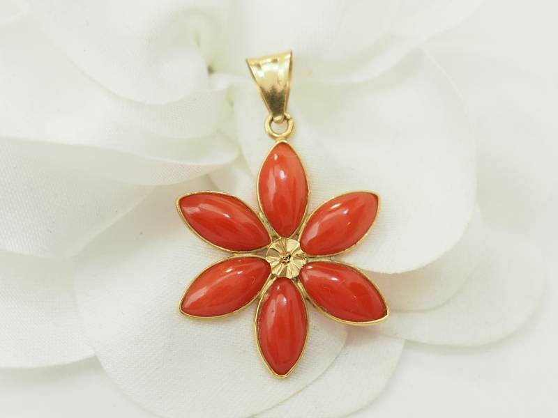 Pendentif fleur pétales ornées de cabochons de corail 