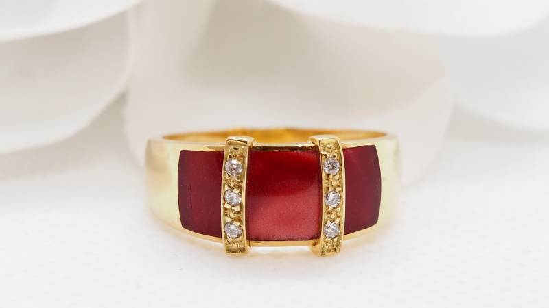 Acheter bague d'occasion Clozeau en or jaune sertie de diamants et résine nacrée rouge en vente à la rue saint Ferréol à Marseille